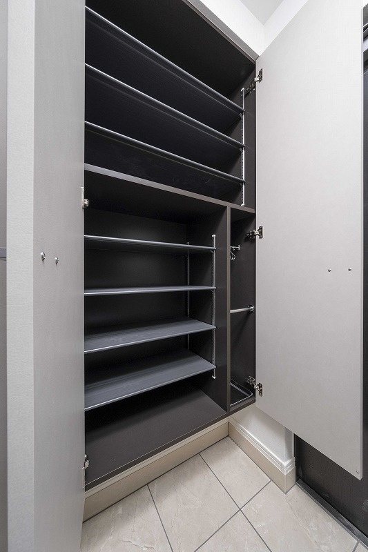 エンクレスト天神LINKの玄関|収納もある玄関です