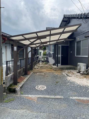 野中５丁目貸家①の駐車場|屋根付き駐車場完備です