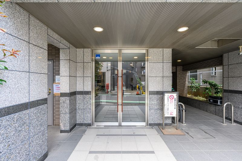 ルーブル中目黒 のエントランス|便利な収納スペースです