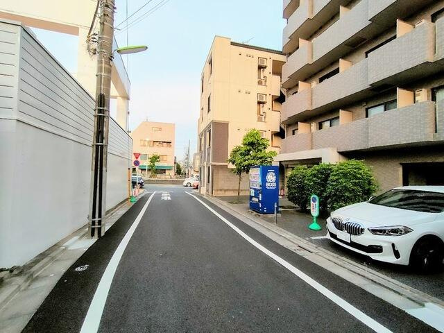 ルーブル下北沢弐番館の駐車場|建物前面道路を東方向。環七通… 