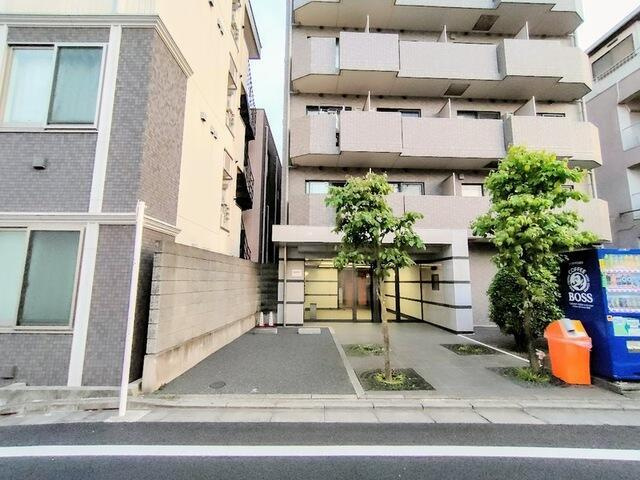 ルーブル下北沢弐番館のエントランス|建物前面の月極駐車場とエント… 