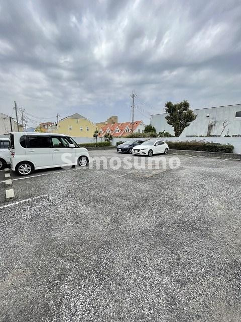 フローレンス西宮1の駐車場