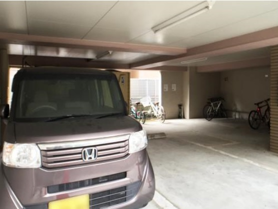 ルピナス西新の駐車場
