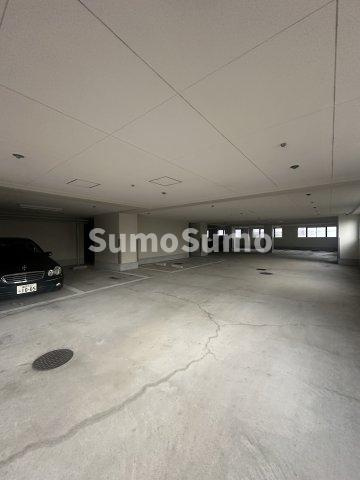 ルッシュ・西公園の駐車場