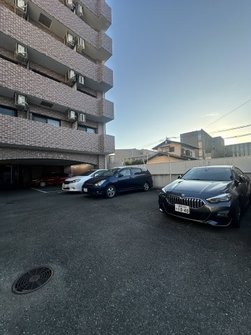 リリーフ西新の駐車場