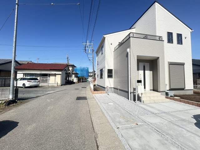 新築　前橋市下細井町第４　Livele Garden.S　1号棟の前面道路含む現地写真|現地写真　西側接道幅員約4.4ｍ　北側接道幅員約4ｍ　東側接道幅員約1.3ｍ
