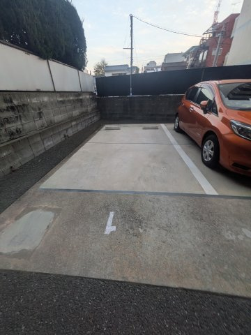 ルッシェ竹下駅前の駐車場