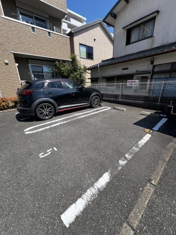 ルーチェ愛宕南の駐車場