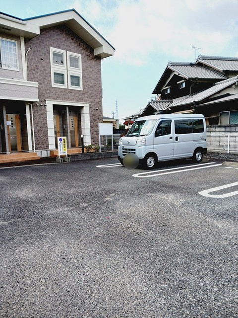 レーヴフロンスBの駐車場