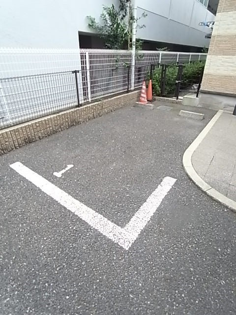 レオパレススプルース鳴尾の駐車場