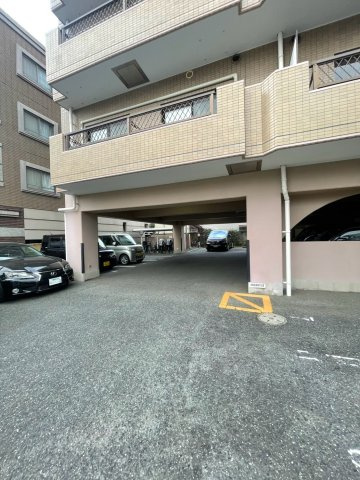 レポーゼ西新の駐車場