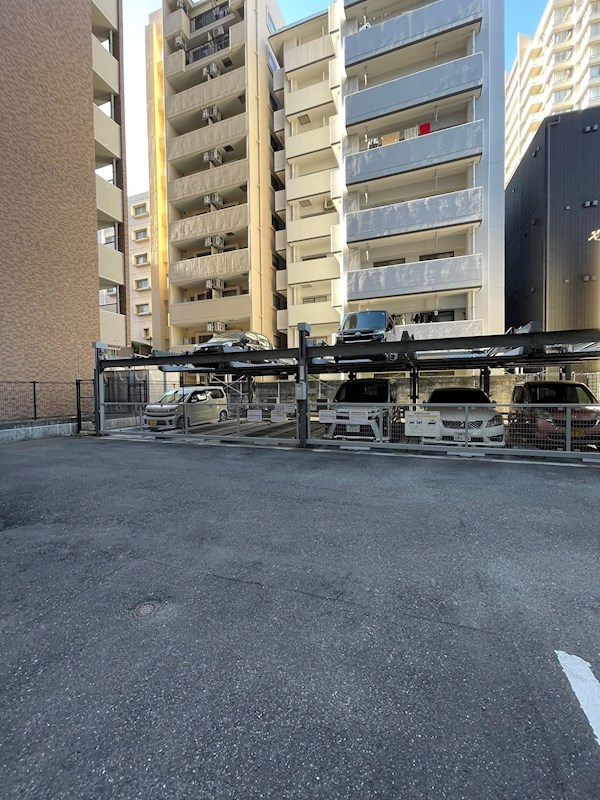 レジディア薬院大通の駐車場