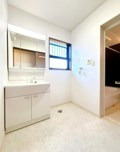 【中古】鶴ヶ島市下新田リフォーム中古住宅の独立洗面台|朝の身支度に欠かせない洗面台です！