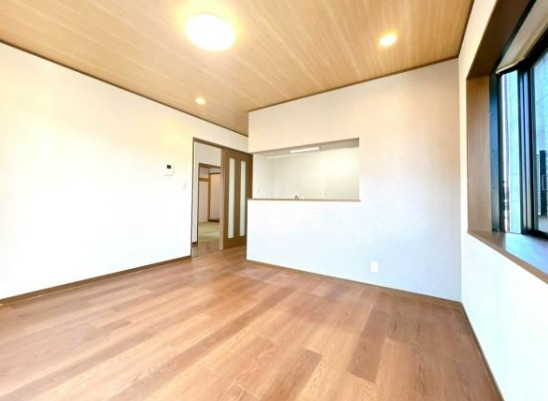 【中古】鶴ヶ島市下新田リフォーム中古住宅の居間・リビング|明るいLDKです！