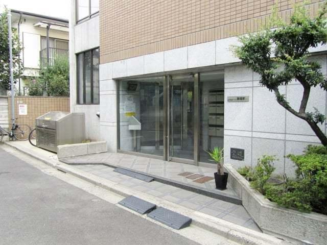 ロイヤルアーバン駒場東大のエントランス| 