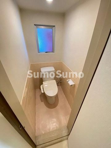 東朋第一マンションのトイレ|落ち着いた色調のトイレです