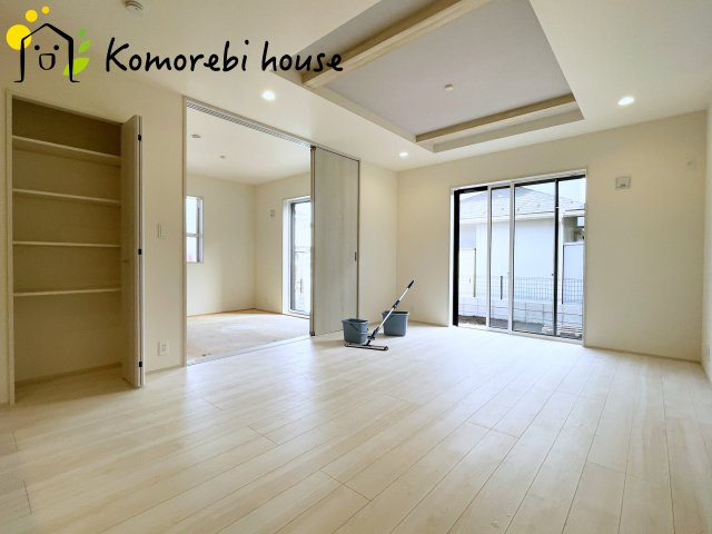 上尾市原市　12期　新築一戸建て　ブルーミングガーデン　01の居間・リビング|ゆったりとしたリビングです