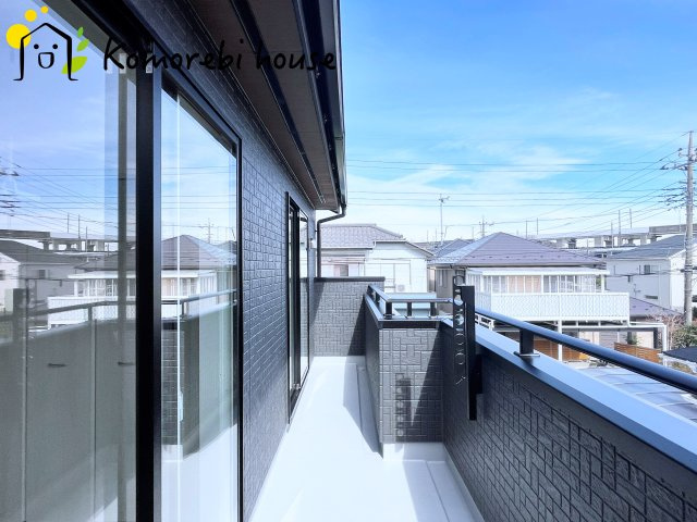 上尾市原市　12期　新築一戸建て　ブルーミングガーデン　01のバルコニー|お洗濯にも便利なバルコニー付き
