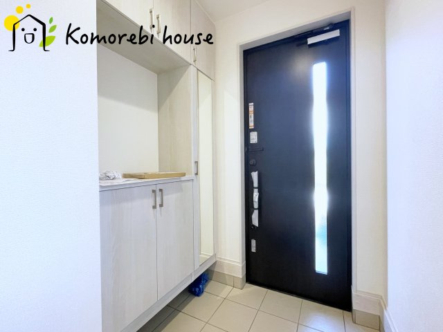 上尾市原市　12期　新築一戸建て　ブルーミングガーデン　01の玄関|落ち着いた玄関です