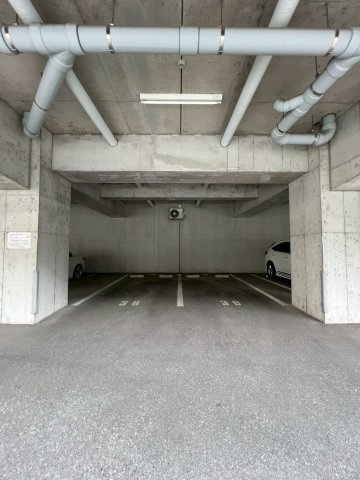 レジディア西新の駐車場