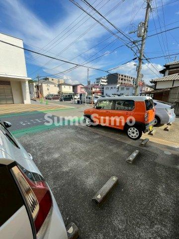 レジデンス諸岡の駐車場