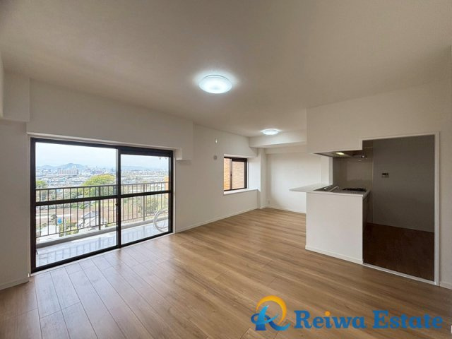 ダイアパレス・エクシード茅ヶ崎の居間・リビング|10階部分×前面がひらけており暖かな光が舞い込みます。