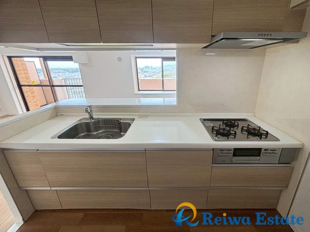 ダイアパレス・エクシード茅ヶ崎のキッチン|リビングにいる家族とコミュニケーションがとれる対面式キッチンを採用。