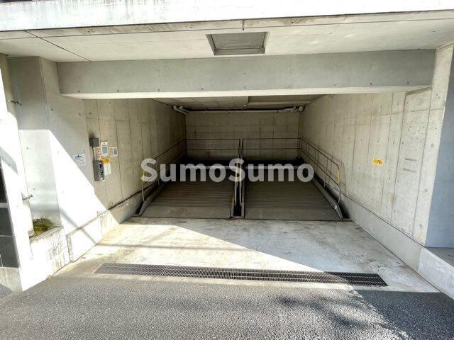 レジディア三軒茶屋Ⅱの駐車場|駐車場があるので、車を買う予定の方も安心です