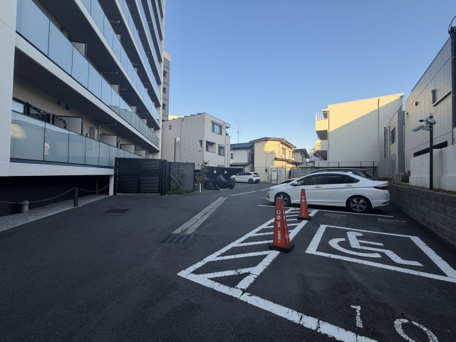 レジディア都立大の駐車場