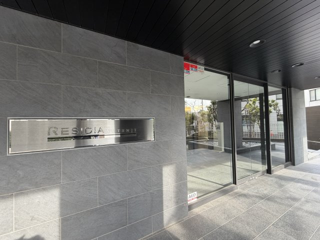 レジディア祐天寺のエントランス