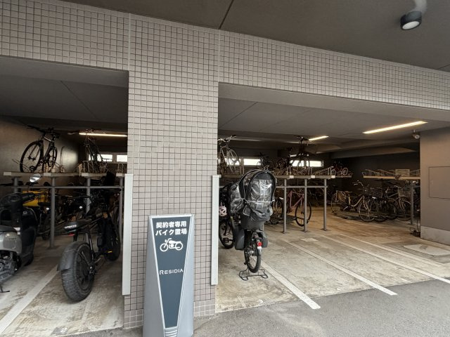 レジディア祐天寺の駐車場