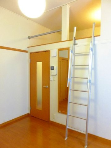 広くて明るい寝室