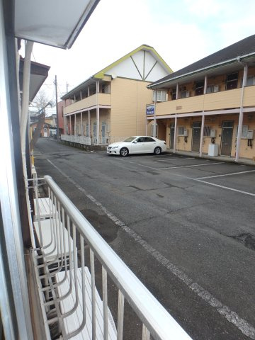 白金荘Ｅ棟の駐車場
