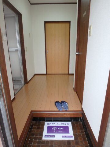白金荘Ｅ棟の玄関|居住中の為、同タイプのお部屋です。