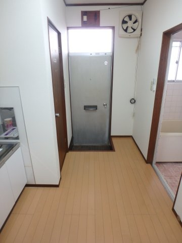白金荘Ｅ棟の玄関|居住中の為、同タイプのお部屋です。