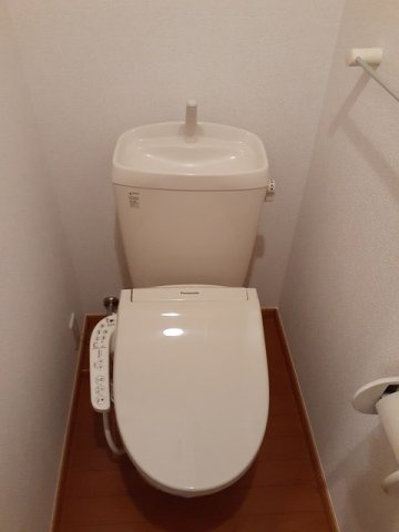 落ち着いた色調のトイレです