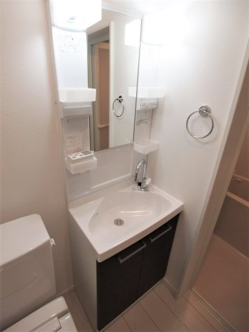 独立洗面台あり、毎朝おしゃれに忙しい女性の方におすすめです