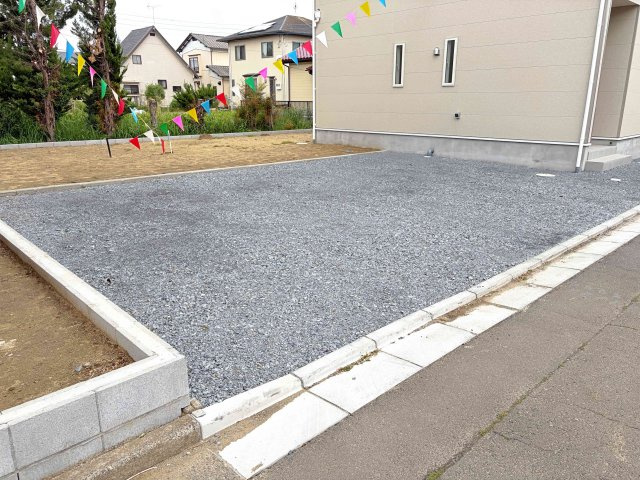 鉾田市舟木第1　新築戸建て　1号棟の駐車場|カースペースは3台完備。ゲスト用のスペースも確保できますね♪