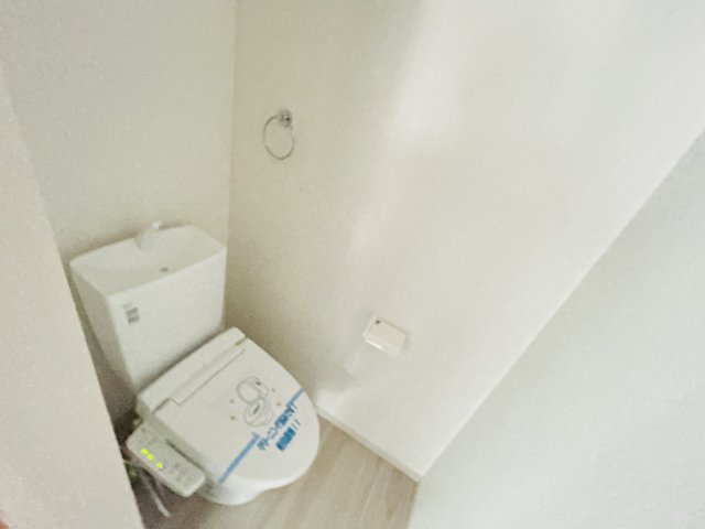 新築　前橋市北代田町1期　1号棟のトイレ|現地写真　節水タイプのウォシュレット付きトイレ、水道料節約に一役買います！
