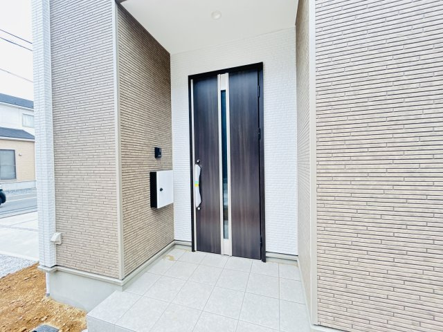 新築　前橋市北代田町1期　1号棟の玄関|現地写真　ポストと一体型のTVモニターホンでセキュリティ安心！
