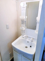 ゆったりとスペースのある洗面所