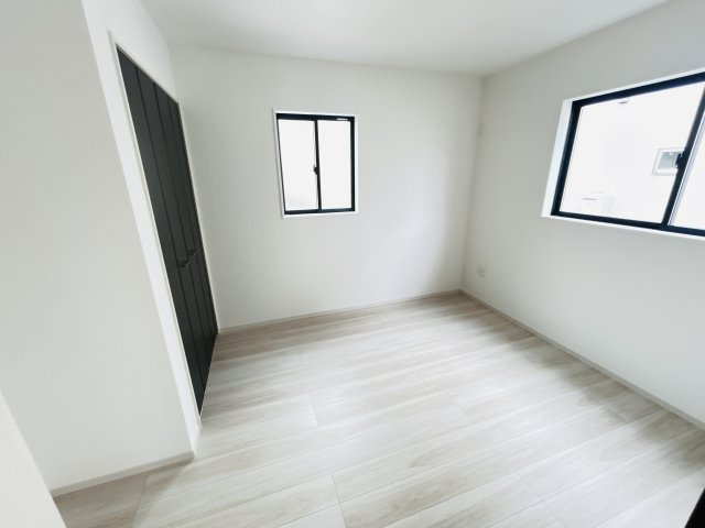 新築　前橋市北代田町1期　2号棟の洋室|現地写真　リビング隣の洋室はお子様の遊び部屋としてもちょうどいいですね♪
