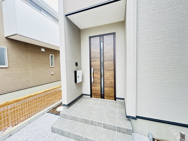新築　前橋市北代田町1期　2号棟の玄関|現地写真　ポストと一体型のTVモニターホンでセキュリティ安心！

