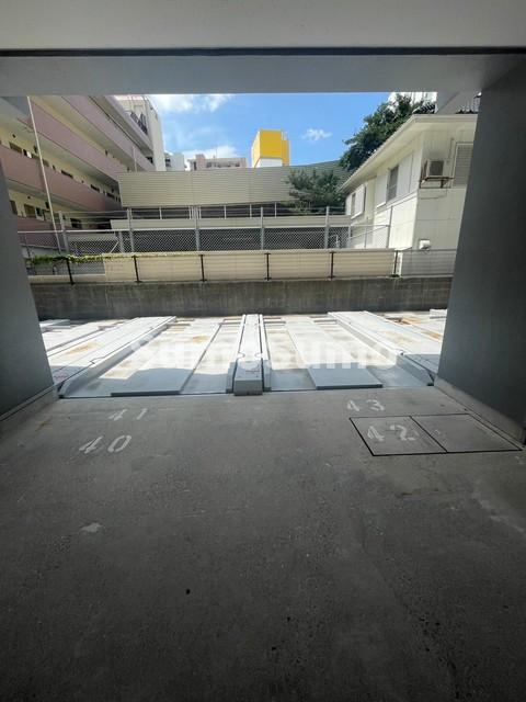 ロイヤル天神南の駐車場