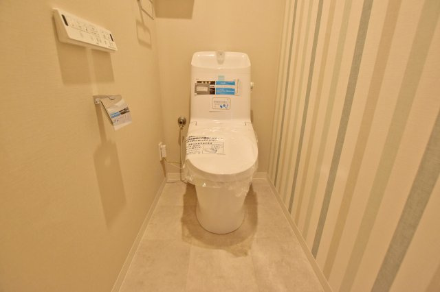コスモ西宮山手のトイレ|2025年11月に新調したトイレです。オシャレな壁紙でゲストの印象◎お好みのインテリアや写真で自分だけの色を出すことができます。