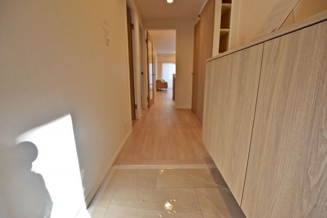 コスモ西宮山手の玄関|玄関にはシューズボックスがついております。上に思い出の品や写真を飾ることによって、帰宅時に心安らぐ空間となります。