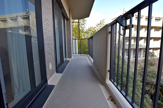 コスモ西宮山手のバルコニー|角部屋のためバルコニーが北東に2面ございます。お洗濯物を干す以外にも、ガーデニングや家庭菜園などの趣味を楽しむことができます。