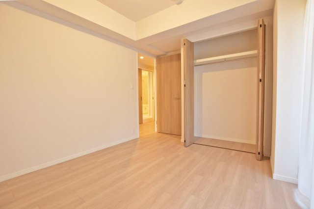 コスモ西宮山手の洋室|全居室に収納が付いているため、各部屋に必要なものを収納できます。これによりいつでもすっきりとした空間を保つことができます。