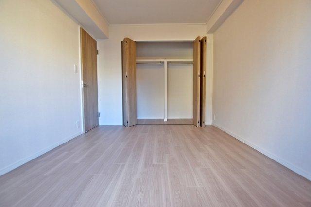 コスモ西宮山手の洋室|大きい収納が付いているため、オシャレ好きな方や、推しのグッズ等が増えてしまう方も安心の収納量となっております。