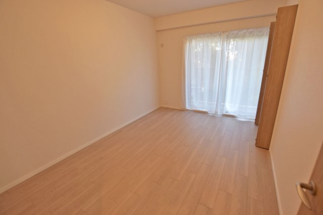 コスモ西宮山手の洋室|7.1帖の洋室です。広くてシンプルなデザインのため、自分だけのプライベート空間を充実させることができます。